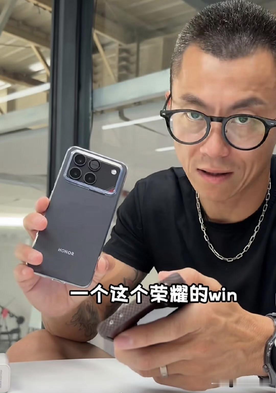 近日，据说陈震为了剪视频换上了荣耀WIN手机，两三百条4K视频素材都能抗住，说明
