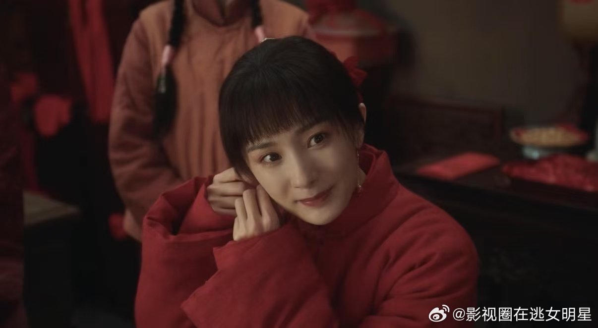 杨幂齐刘海造型梦回郭襄只看了一眼，就被一整个拉回去了。灵气还是那么足，眼神还是那