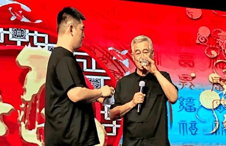 星二代真能被基因锁死吗？

牛牛在台上一个扭肩就把观众逗得前仰后合，动作简单却节