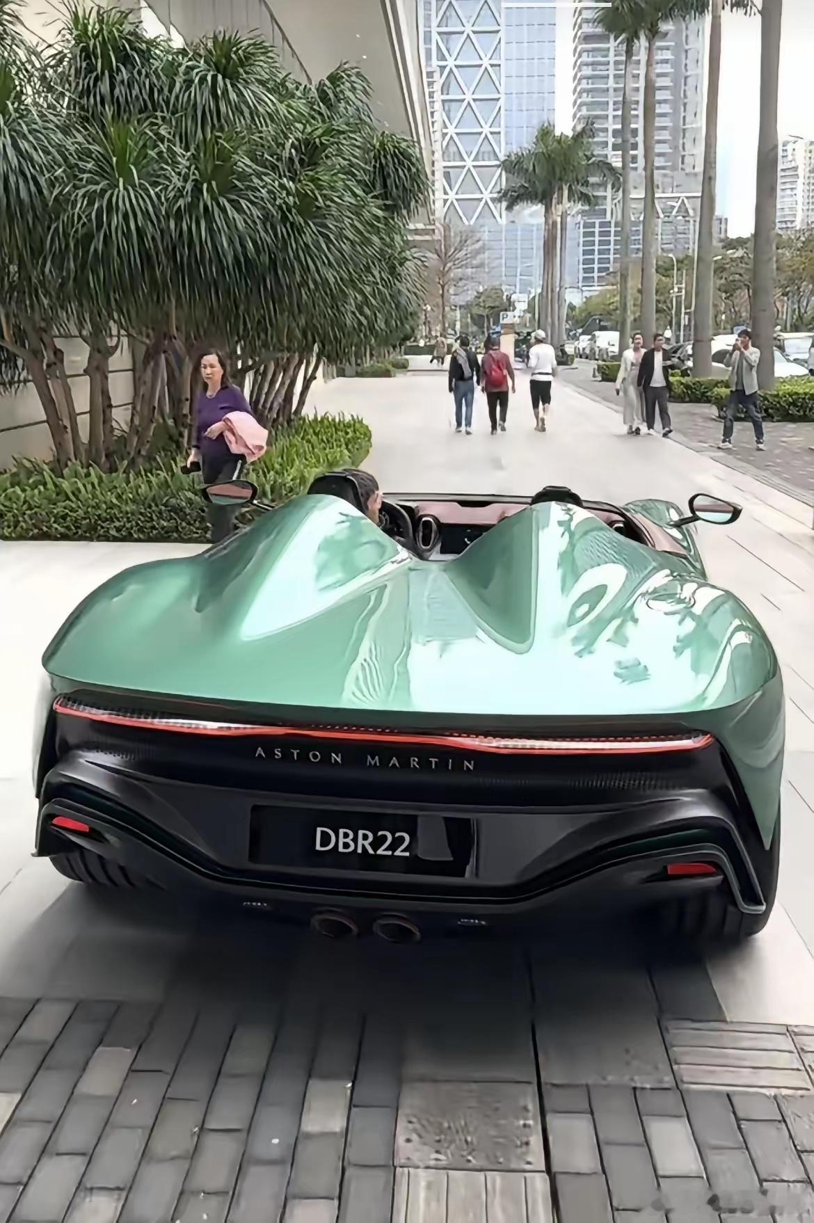阿斯顿马丁DBR22限量版，3000万起步，这台极品车年行驶里程大概率不过万，主