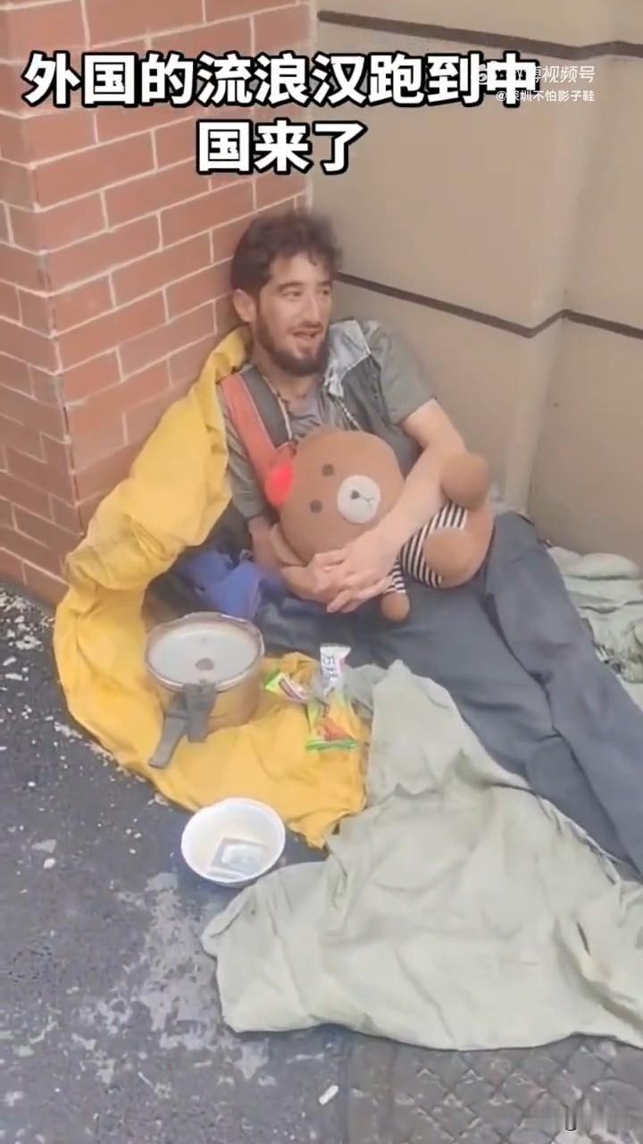 嘴里骂骂略略的洋垃圾怎么跑我们这流浪来了？而且中文说的很流利，还学会了国骂！

