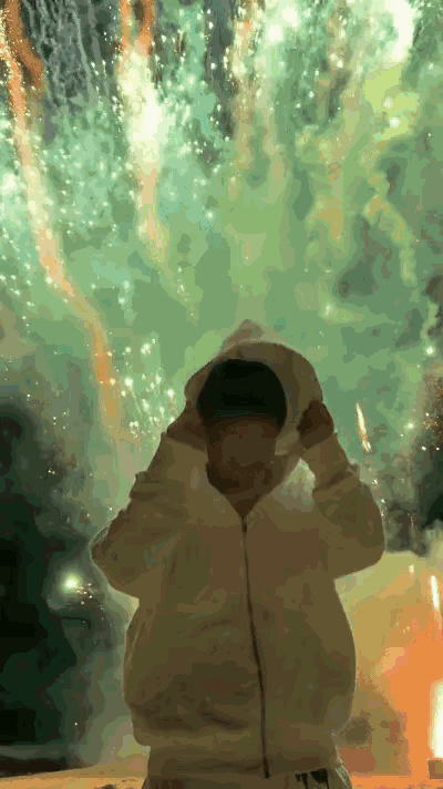 又想藏又想漏，这谁懂啊？莎莎自己也没想到，自己冲动了一小下。网友快乐了一整夜，这