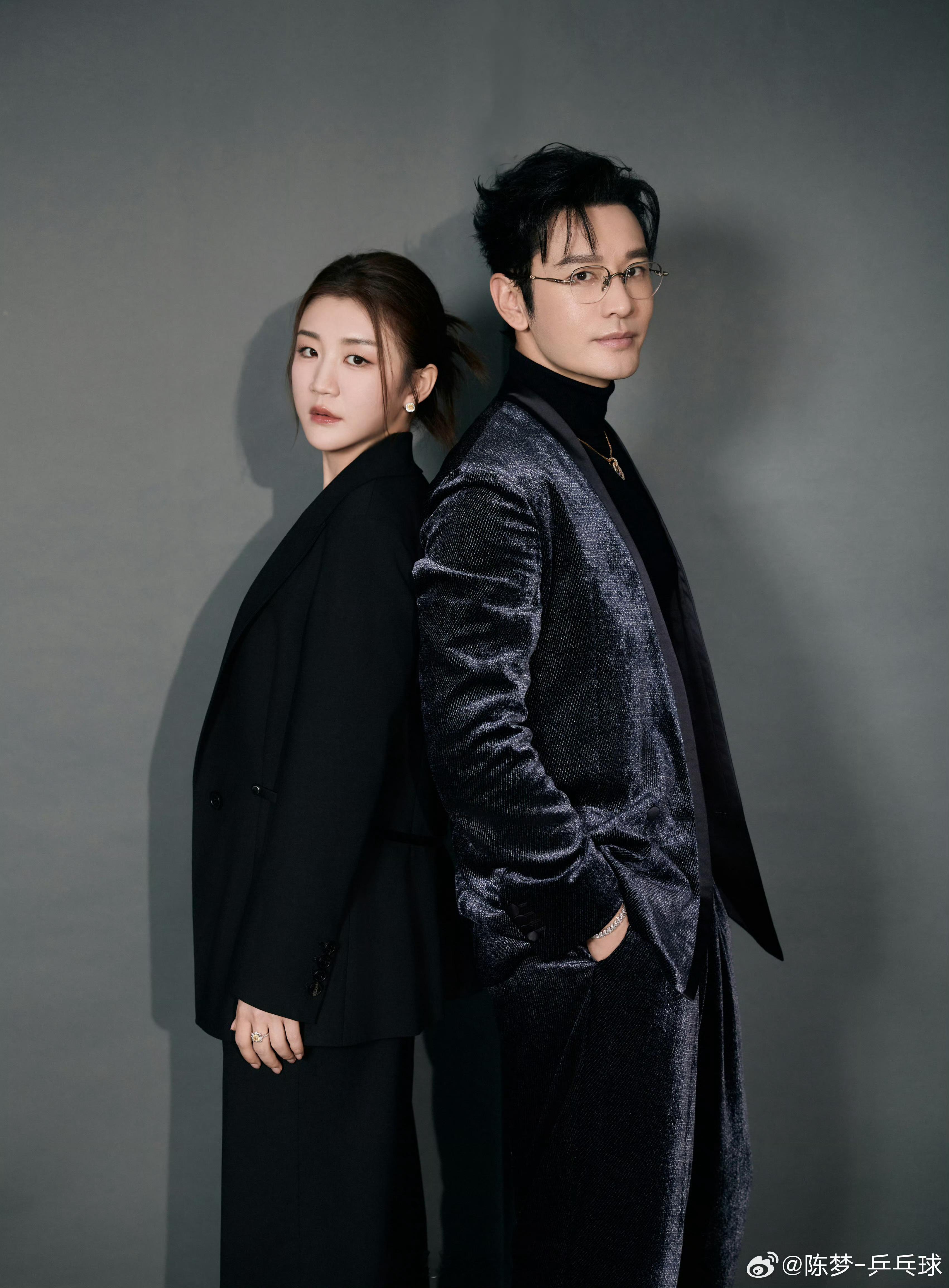 陈梦黄晓明合照 通过社媒晒出与黄晓明的合照，配文“酷酷的妹碰到帅帅的哥”。两人都