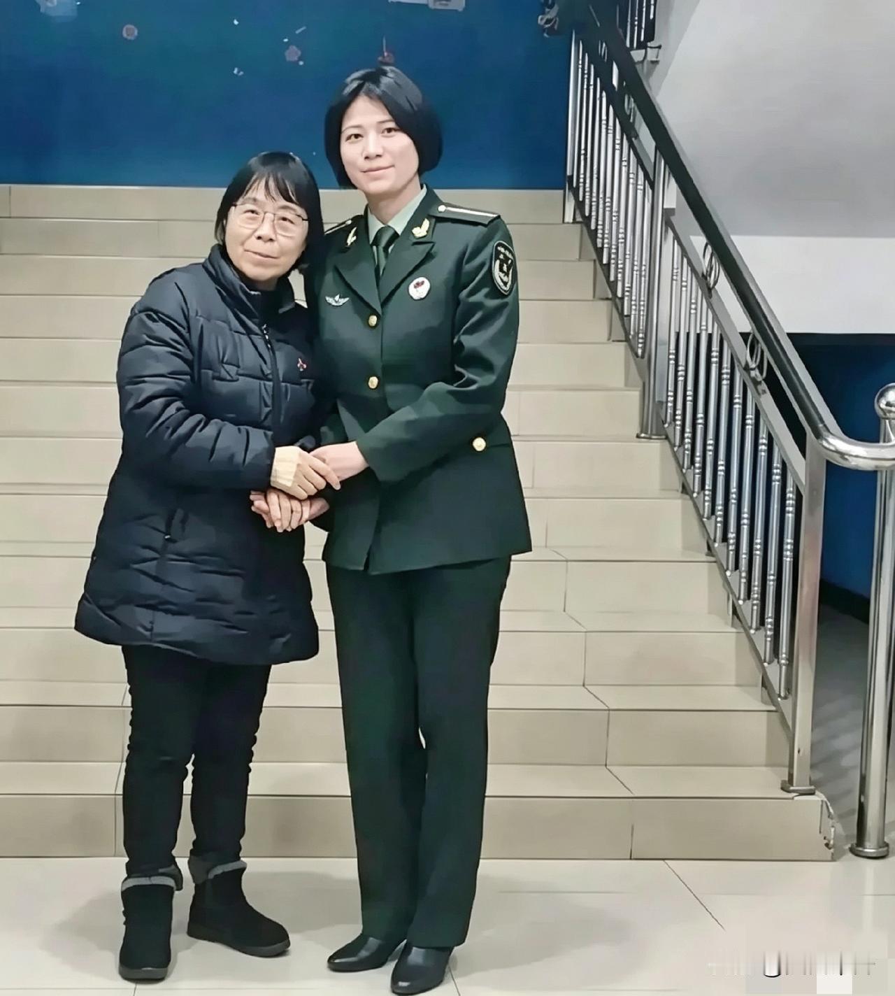 2025年，丁王英回华坪女高看望张桂梅。当年差点辍学嫁人的山里娃，如今穿着军装回