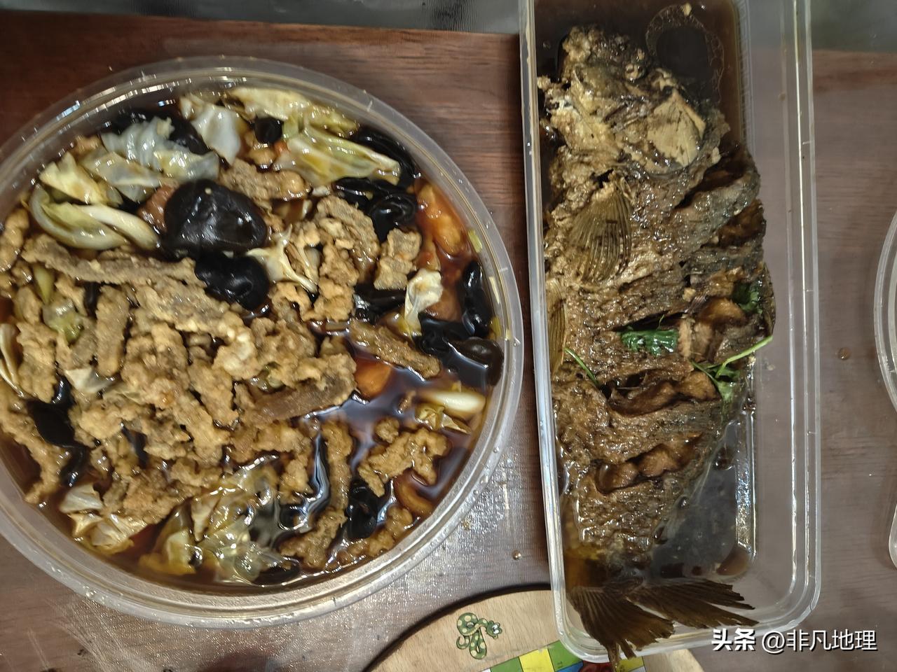 现在大饭店门口摆摊卖的菜是真便宜，比去饭店吃还便宜不少！
比夜市上卖的都便宜很多