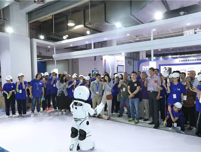 不要怀疑中国机器人的先进性能了，也不要质疑中国在人工智能领域取得的成果，在最近召