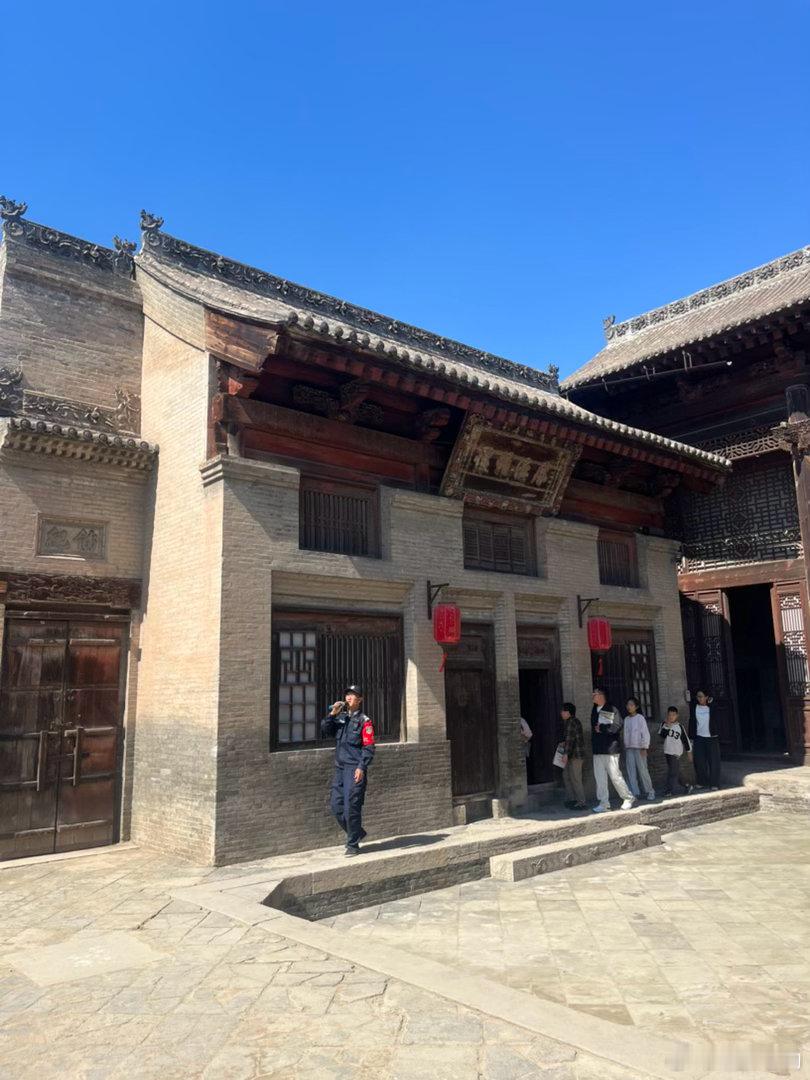 丁村民宿博物馆的保安大爷在讲解古建筑，路过听了几句，讲解的很有水平，也比较注意安