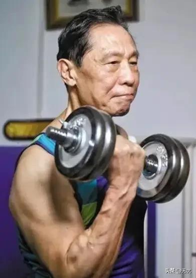 向钟老学习，也要薄肌！哈哈哈
 
谁能想到，90岁的钟南山院士，
还能做引体向上