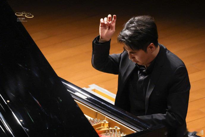 郎朗带着冬奥的雪来辽宁春晚啦太期待了！郎朗把米兰冬奥的冰雪灵感融入家乡演出，想想