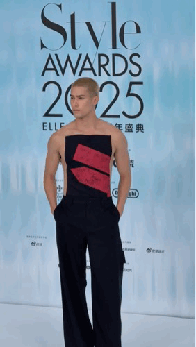 米卡穿了吗米卡上身Courreges 25早春系列，亮相elle盛典红毯。大胆性