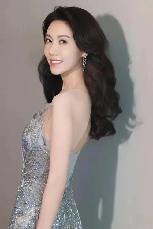 高露宛如春日绽放的幽兰，美丽动人且优雅至极。她眉眼含情，气质温婉，举手投足间尽显
