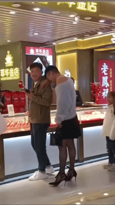 男博主挑战和网友约会一天的，忘了叫什么了。不过，这哥们其他不说， 他这个靠肩膀撒