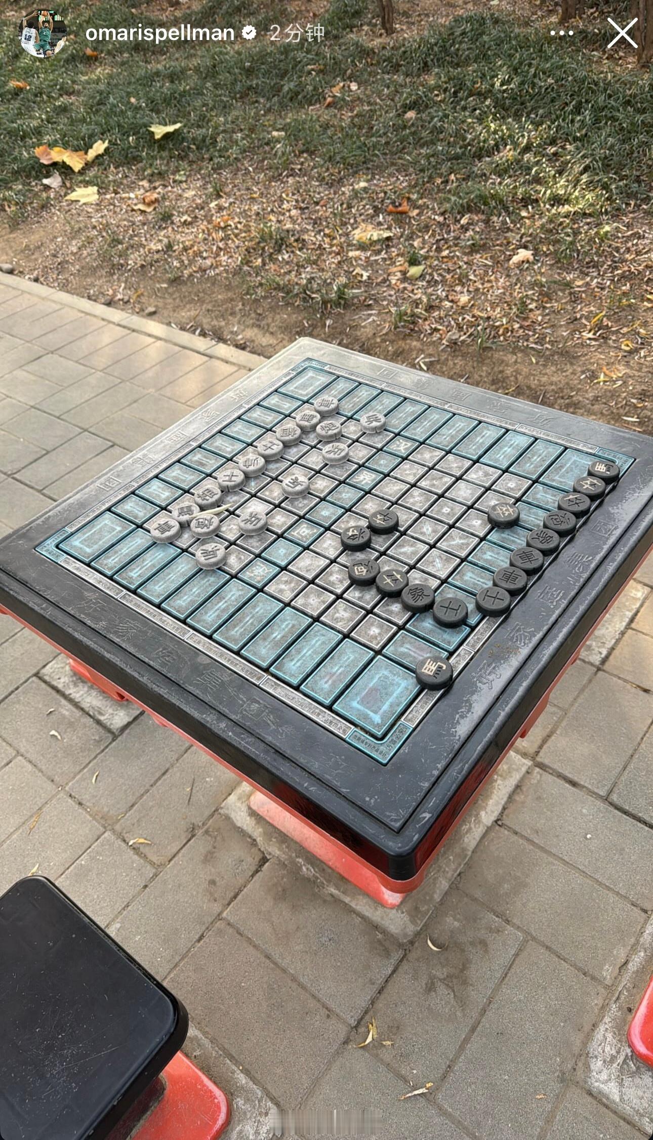 早，胖大爷首钢外援斯佩尔曼一大早这是又去公园了，看上象棋了！ 