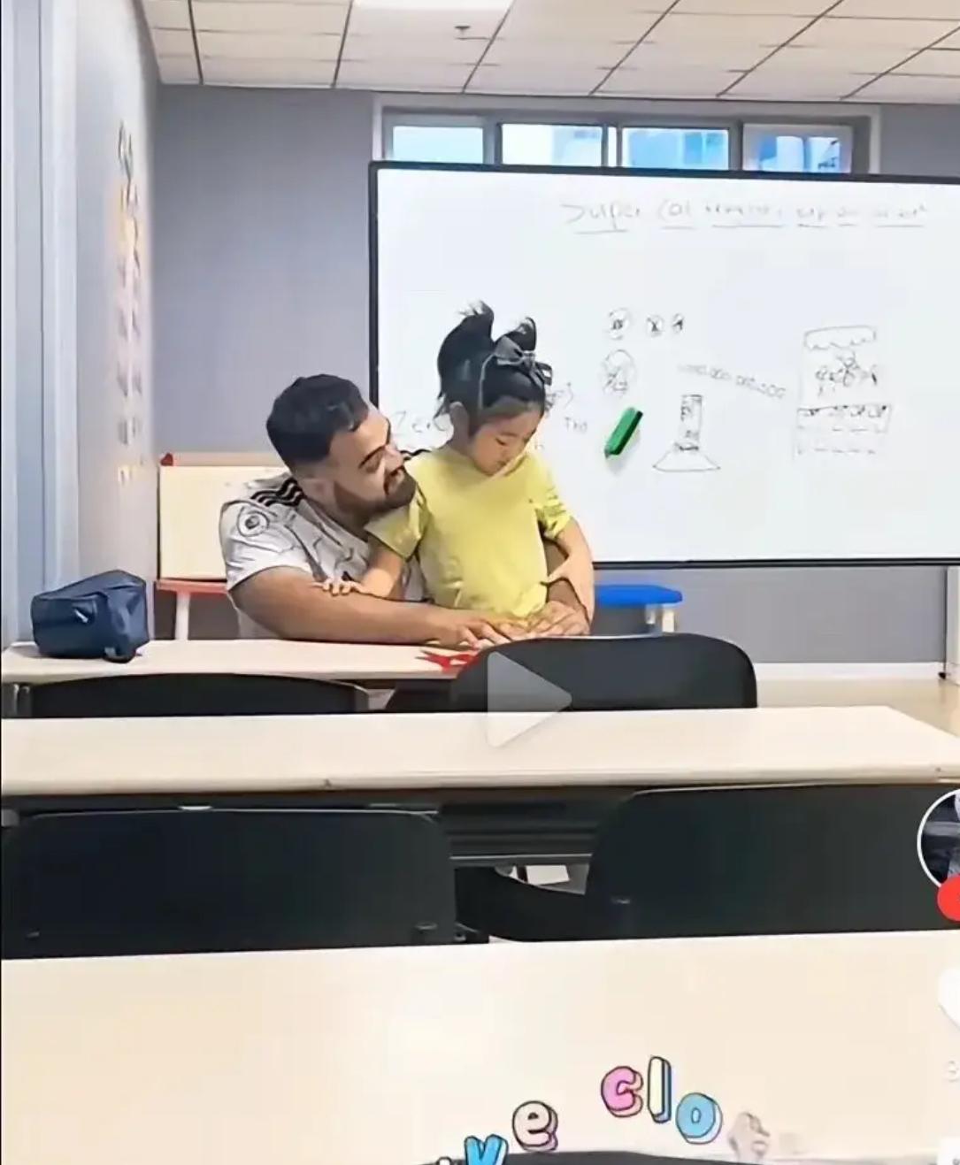 一个黑外教，有啥好炫耀的！


近日，被一个无意刷到的视频恶心的够呛。一个满脸大