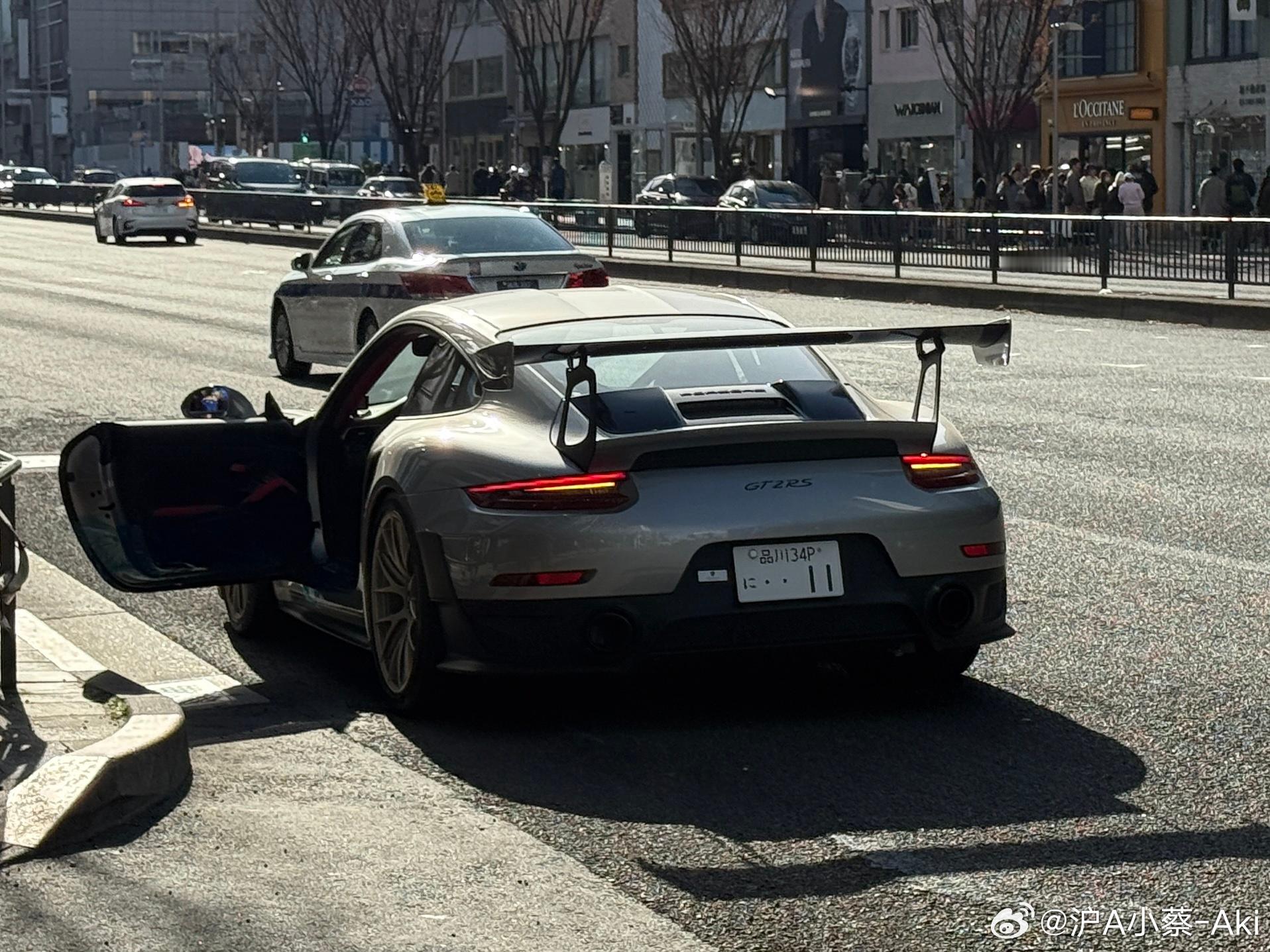 南青山的选车品味还是太权威了，一台E-Type就这样从我面前呼啸而过 