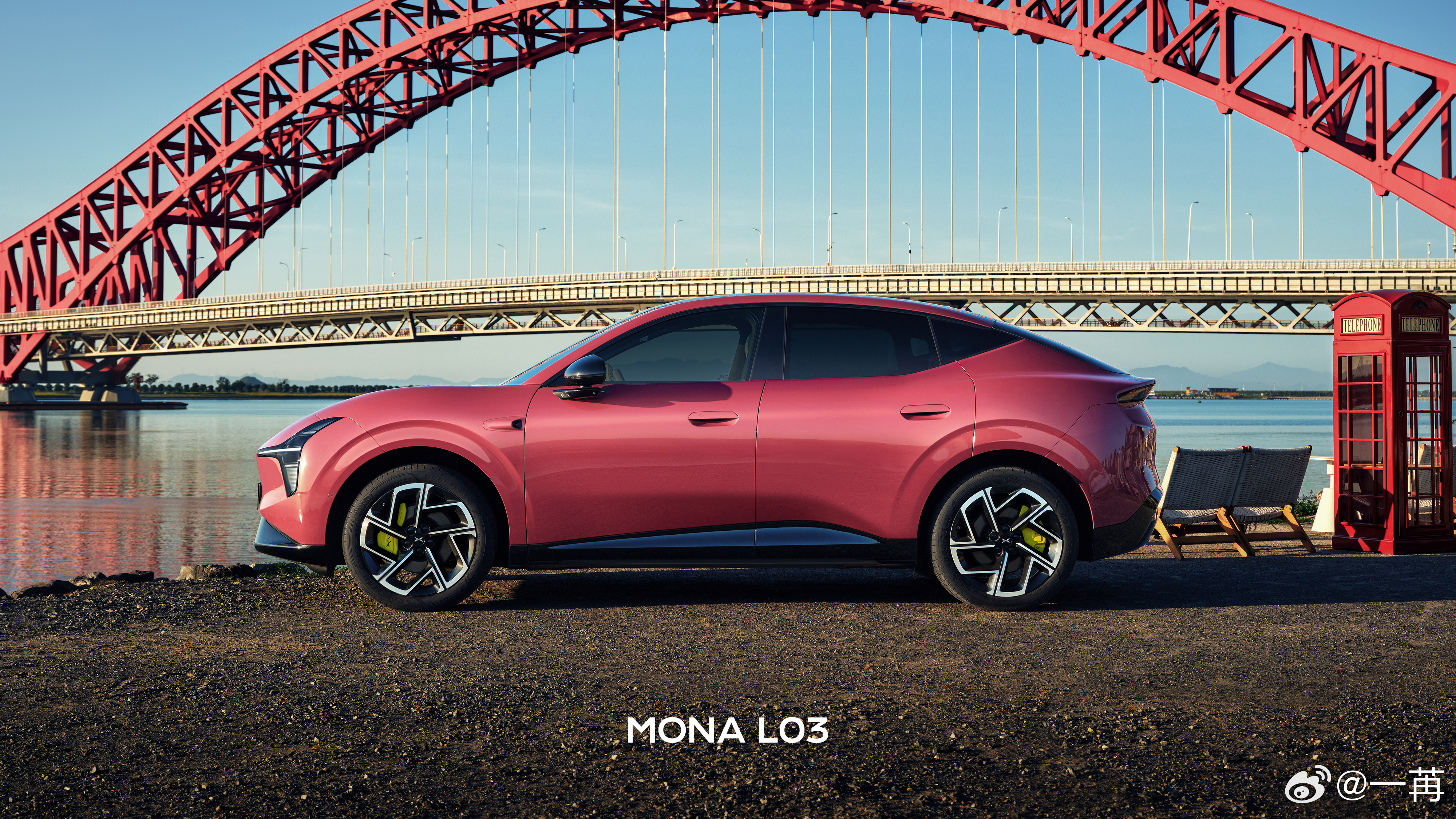 小鹏MONA L03「乌梅子酱」，我给这一波颜色设计和海报设计打高分！视觉非常年