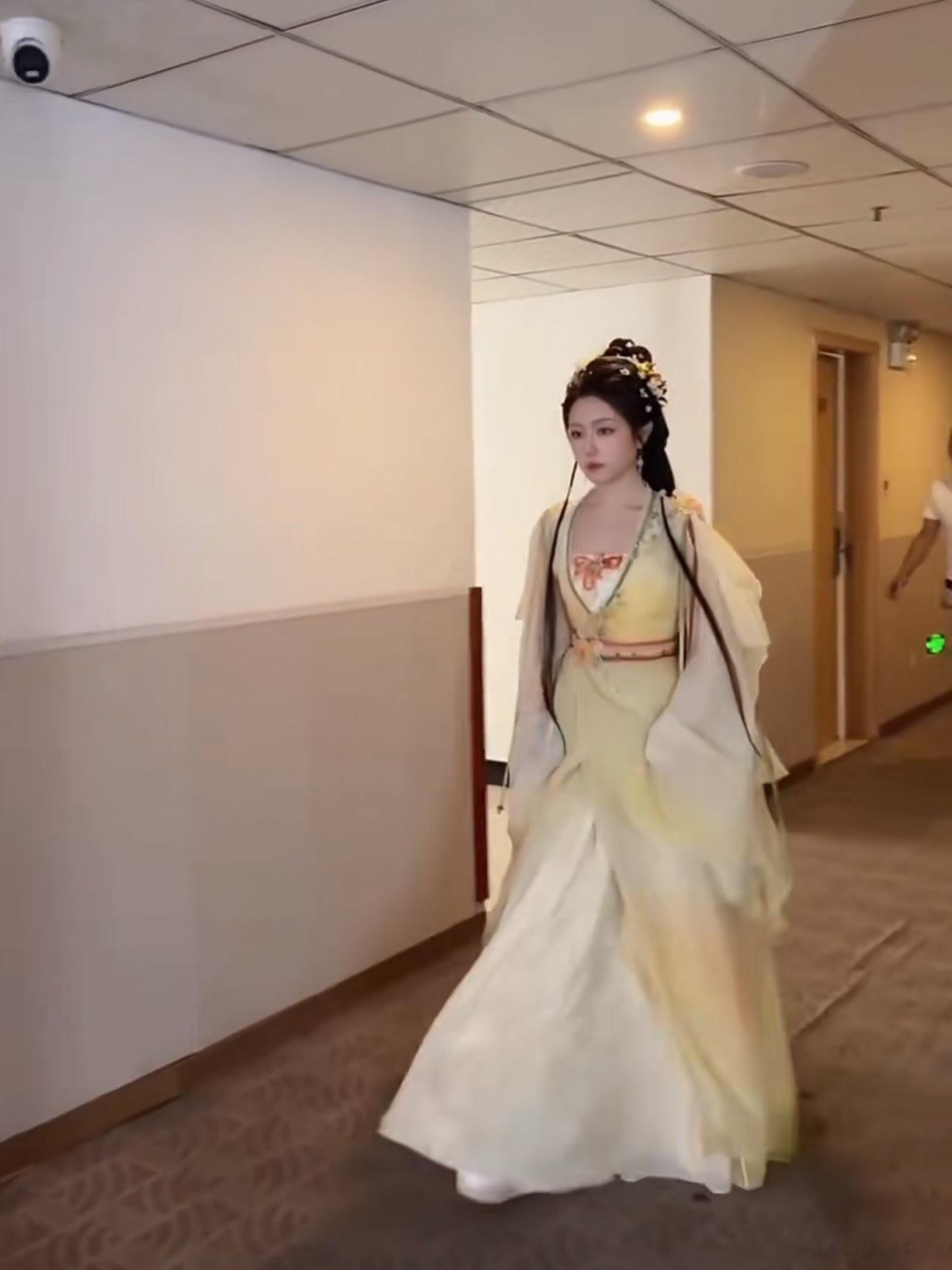 李兰迪千夜奇谭出妆李兰迪《千夜奇谭》出妆路透曝光，淡颜适配古风氛围感拉满。妆造简
