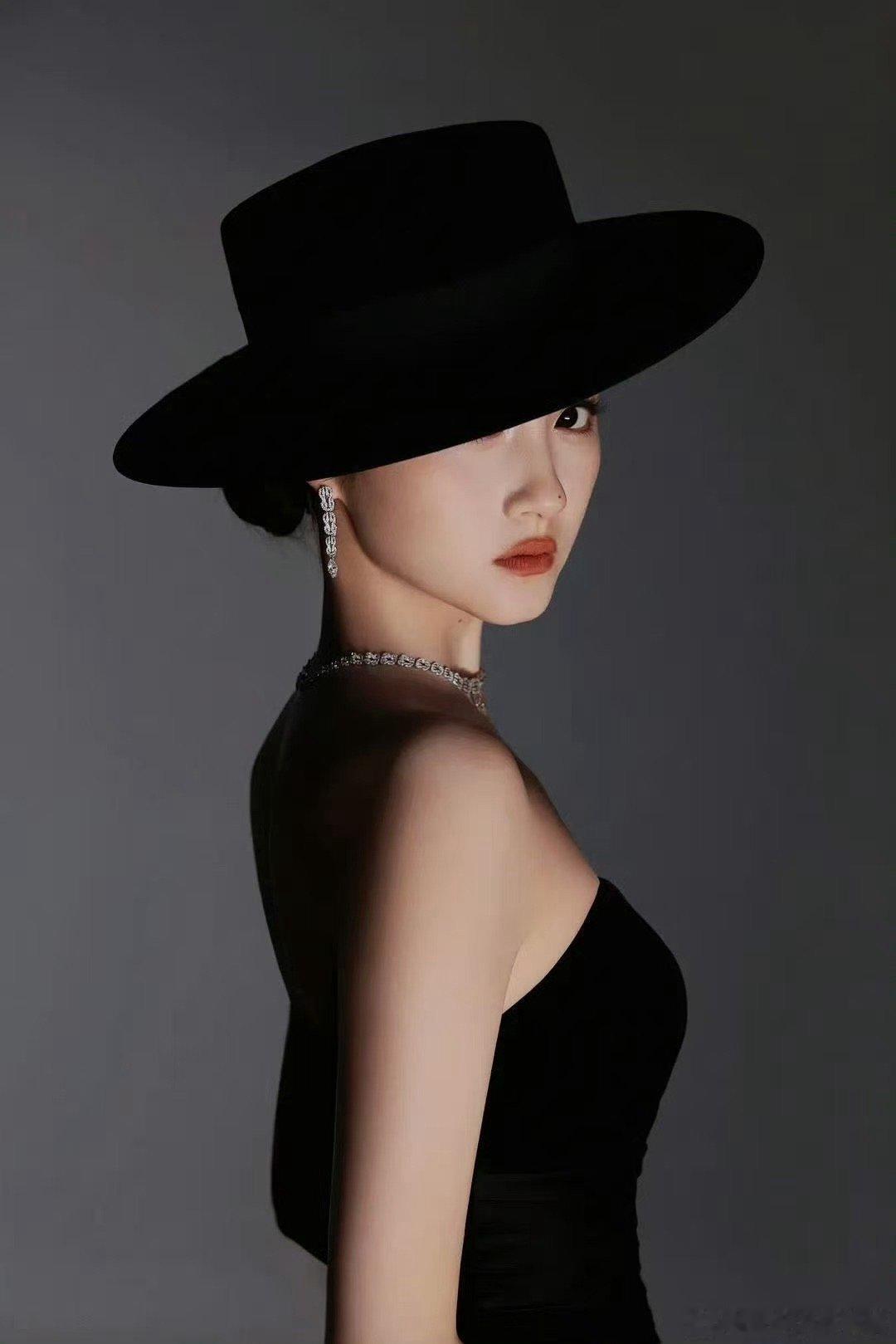 关晓彤复古女爵or暗夜骑士关晓彤复古女郎关晓彤复古女爵or暗夜骑士，好好看，哇哦