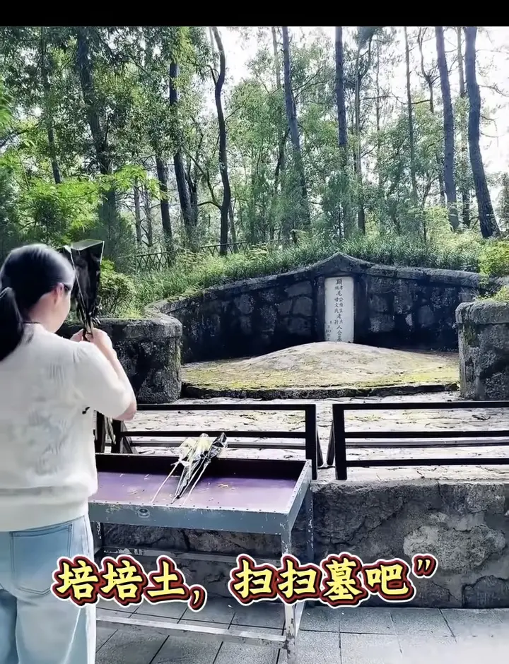 韶山虎歇坪毛主席之父亲母亲墓碑，中国最伟大的父母亲，为共和国养育了最伟大的领袖。