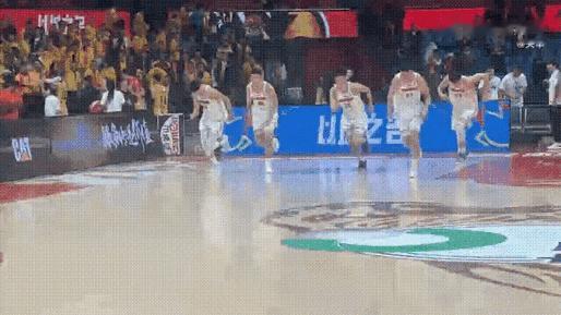 险胜吉林队之后，广东队球员赛后加练！张昊、张明迟、张皓嘉、赵戍宏、李英博，这锋线