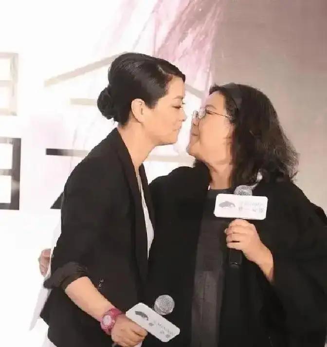 豪门寡妇偷偷捐了3.7亿
 
这事发生在毛阿敏身上。丈夫走后第三年，她没争遗产，