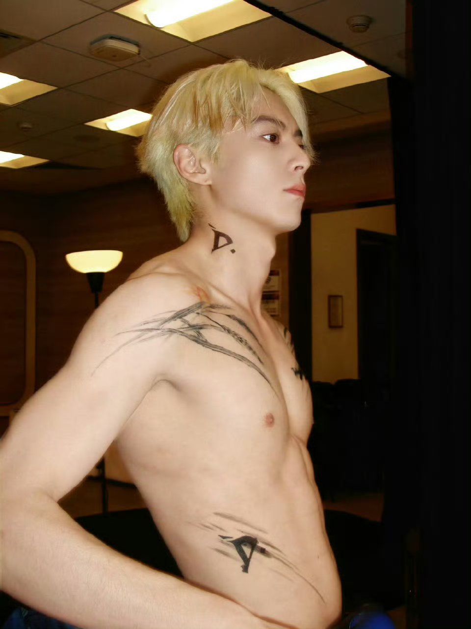 王鹤棣是薄肌的神要说一万次 