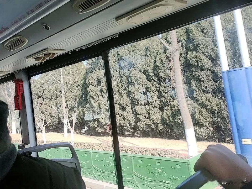 买法拍房要注意什么? 买法拍房确实有价格优势，但风险也不少。
首先得核查产权，确