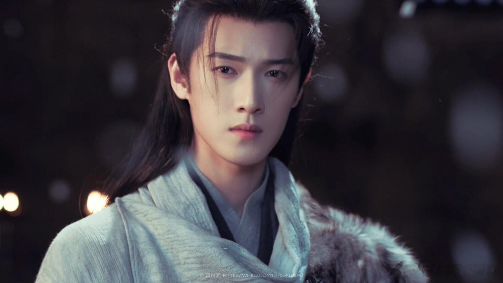 没人比李昀锐更懂睥睨没人比李昀锐更懂睥睨，这眼神一出来，压迫感简直要把屏幕压碎了