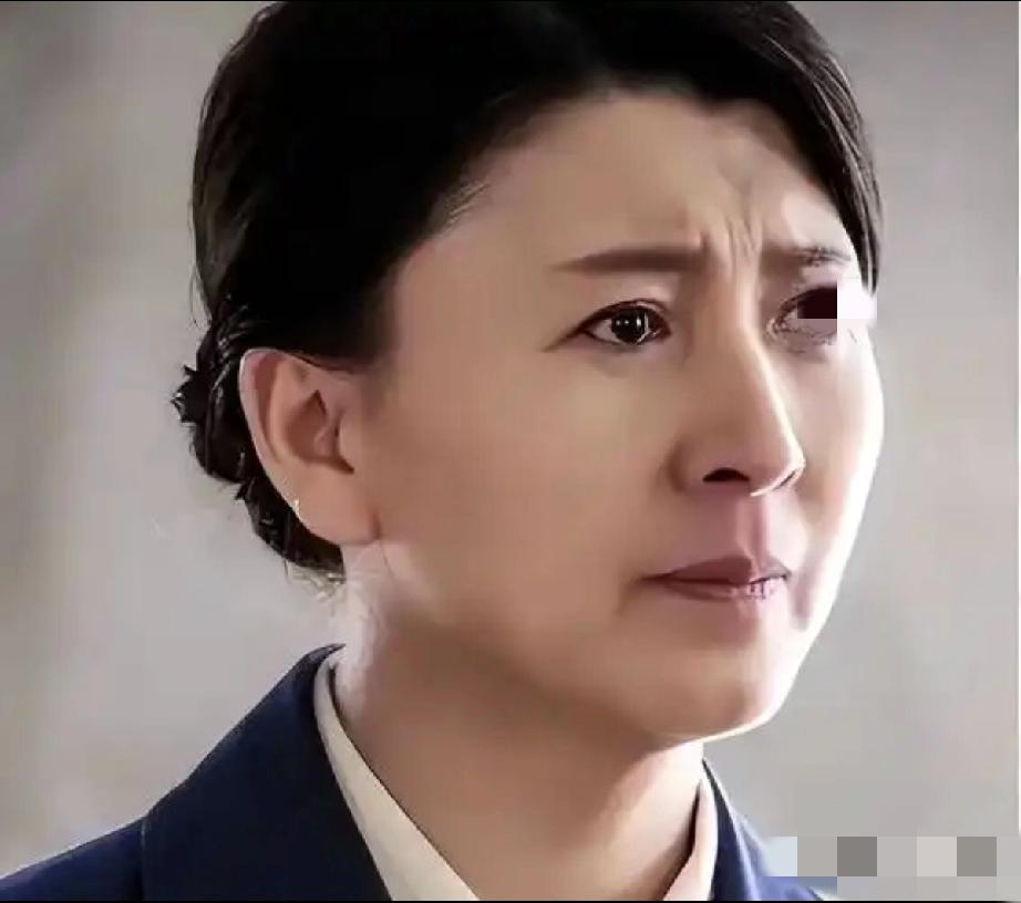 晶姐这回可能真摊上大事了
这件事比哭穷，讥讽网民酸黄瓜严重的多，搞不好要进去踩缝