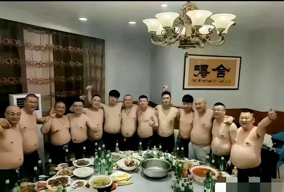 这张照片太有画面感了。请用一个四字成语，形容一下这群人的画面？