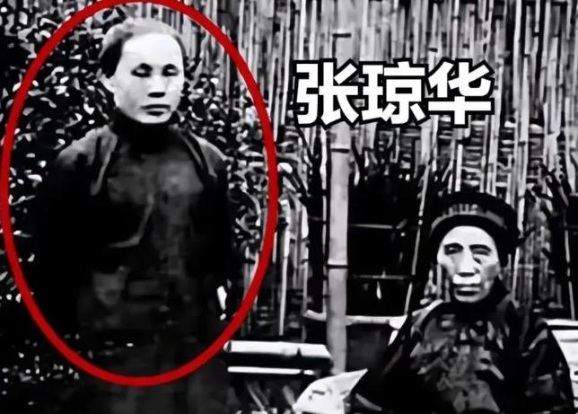 1912年洞房之夜，郭沫若见发妻太丑，拒绝同房，就在他转身要走时，发妻拉住他苦苦