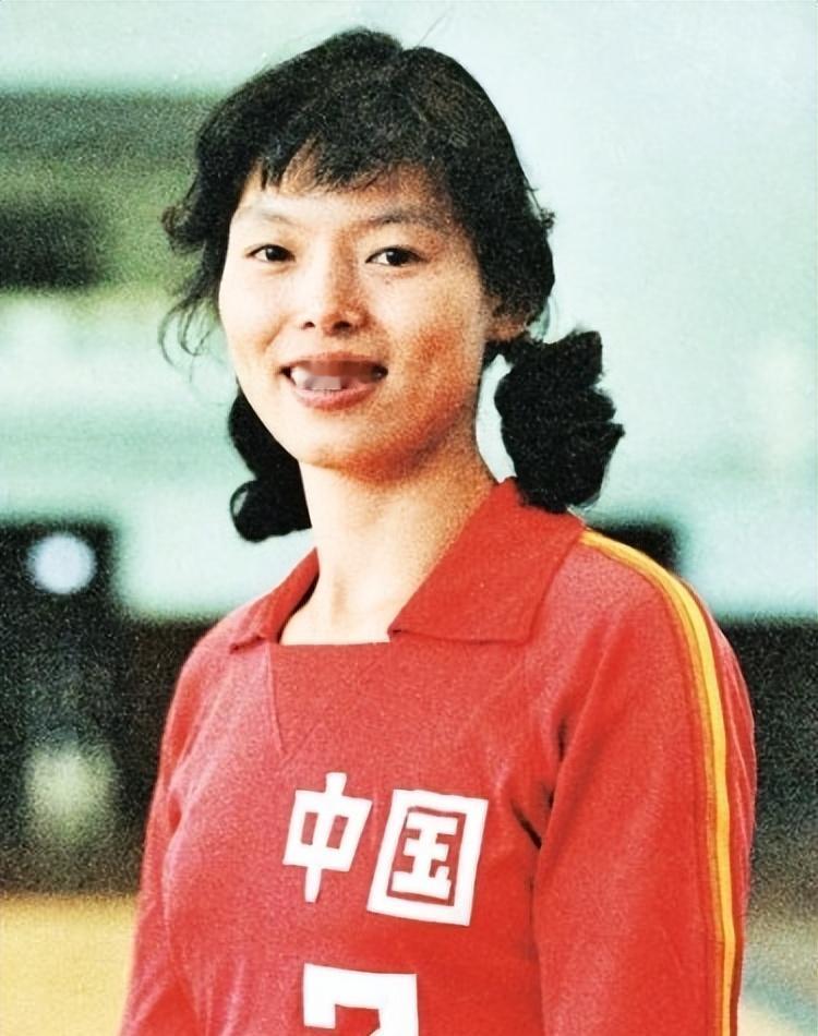 2013年，58岁的女排名将陈招娣，在与病痛抗争多年后走到了人生最后一程。病床上