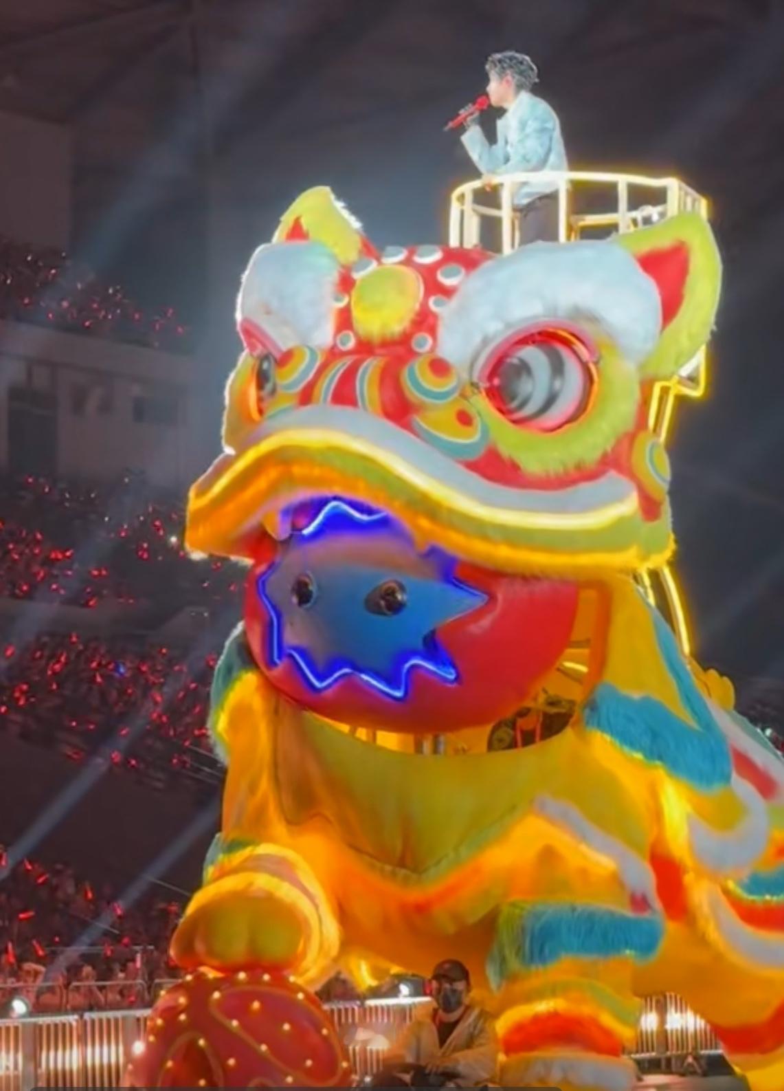 陈楚生广州演唱会是舞狮花车！
太惊艳、太有心了。
陈楚生广州演唱会的花车竟然是纯