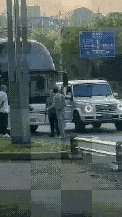 开大G，“武力值”也飙升！一场持械对峙与抱摔殴打的街头冲突，在互联网的流量池里迅