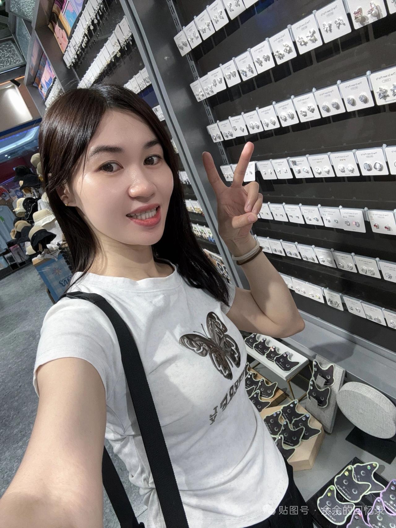 在珠宝店自拍，比个胜利手势。