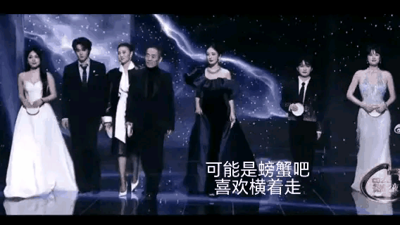 这次杨幂没错，跟着导演走，是导演走偏了，等一起走到了地标，才看到各自的位置，然后
