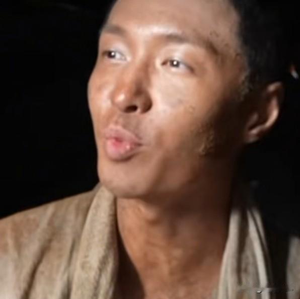 张艺兴敬业演军人角色



不仔细看，都看不出来这是张艺兴了，张艺兴为了演《绽放