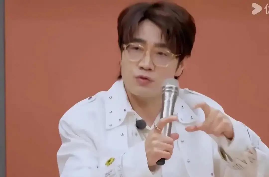 刷到条热搜说欢子上了个叫《有歌》的综艺，被评委梁源当众怼过气。
我愣了半天，这节