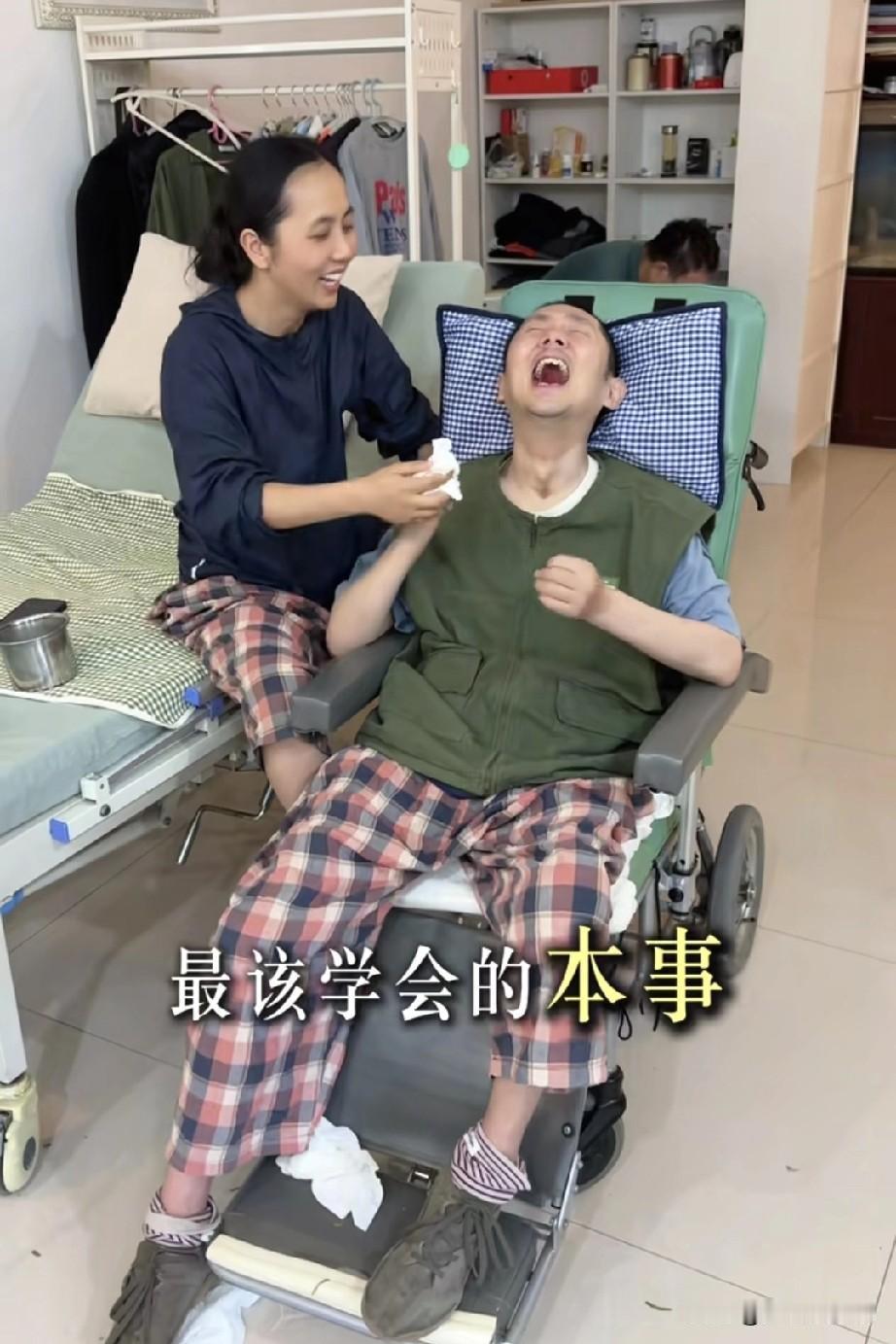 如果彭亚楼醒来，一准得恨刘宁。
刘宁总是把他呲牙咧嘴丑陋的一面发到网上，她自己却
