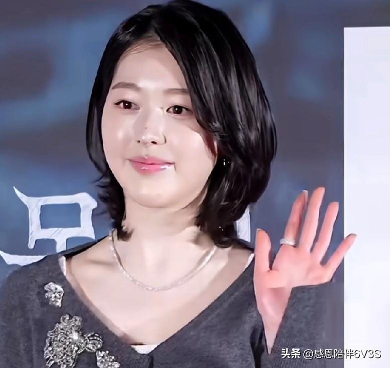 刷到张多雅我直接愣住，这脸看着像200斤的富态，身材却是80斤的纸片人？老天爷也