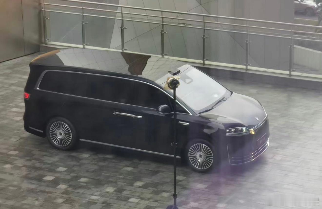 智界V9实车曝光了，就外观而言大家觉得如何 尊不尊？鸿蒙智行首款mpv智界v9曝