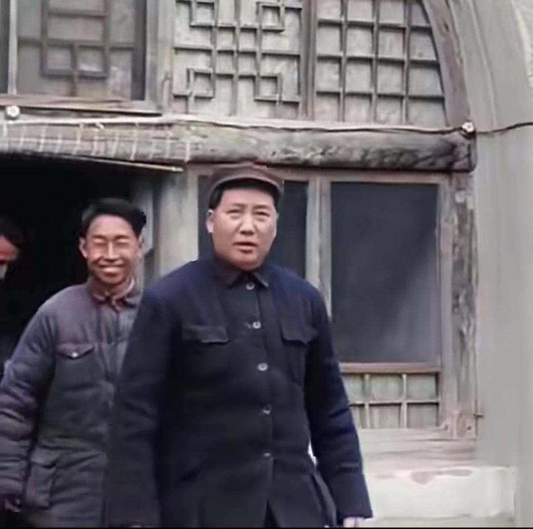 看背景，条件很艰苦，应该是西北坡吧？伟人自带气场，后面这位戴眼镜👓的是谁呢？有