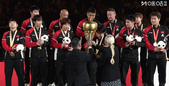 乒乓混团世界杯刘国梁亲自为国乒颁发冠军奖杯！国乒三连冠实至名归，请记住这批队员的
