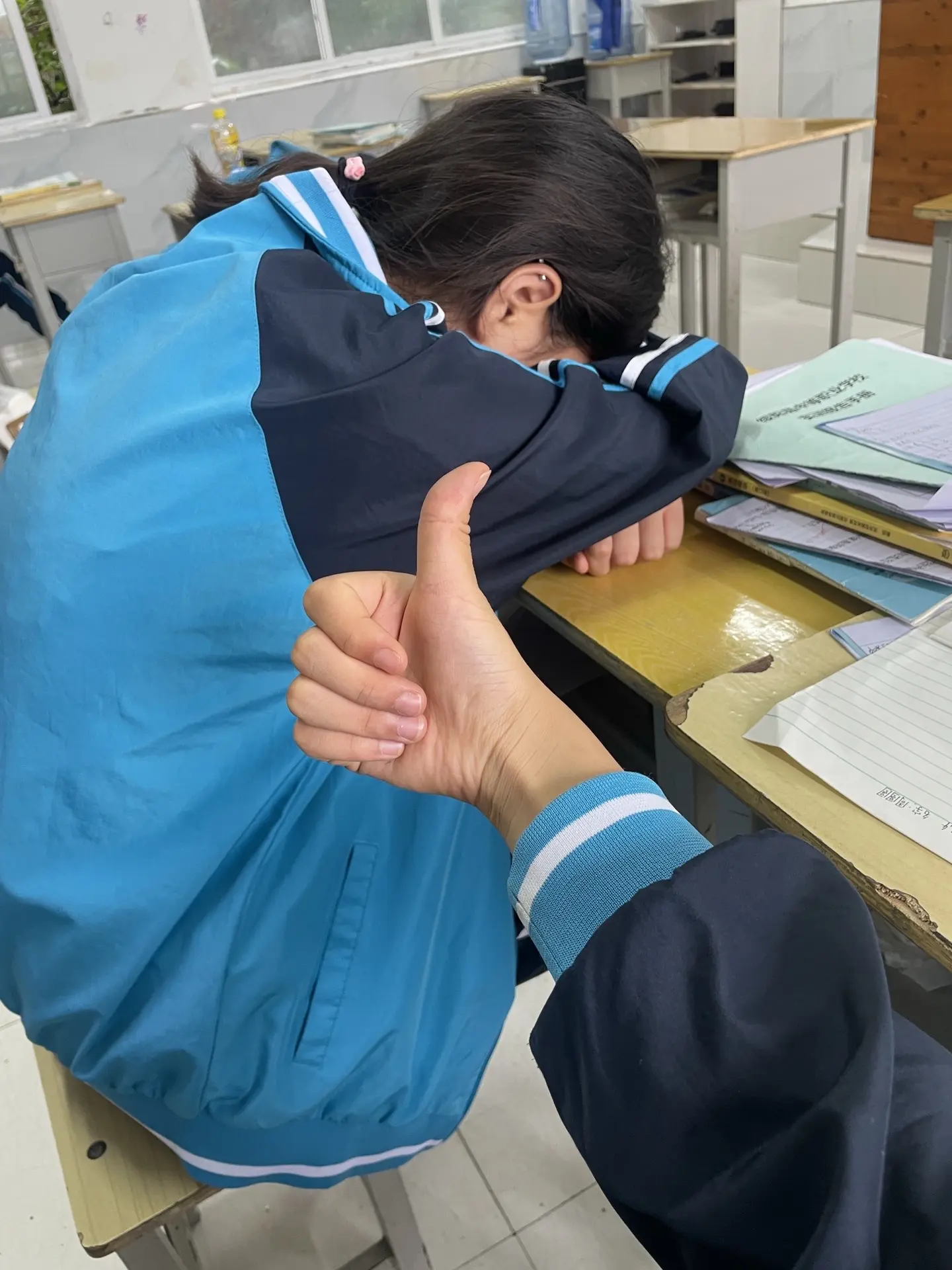 晚上睡不着是因为你所在的人类睡觉服务器满了.