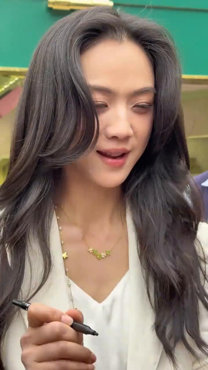 谢谢，太美了。我是小的时候看见一个女人不哭，特别喜欢你。你看了女人不哭你还哭，我