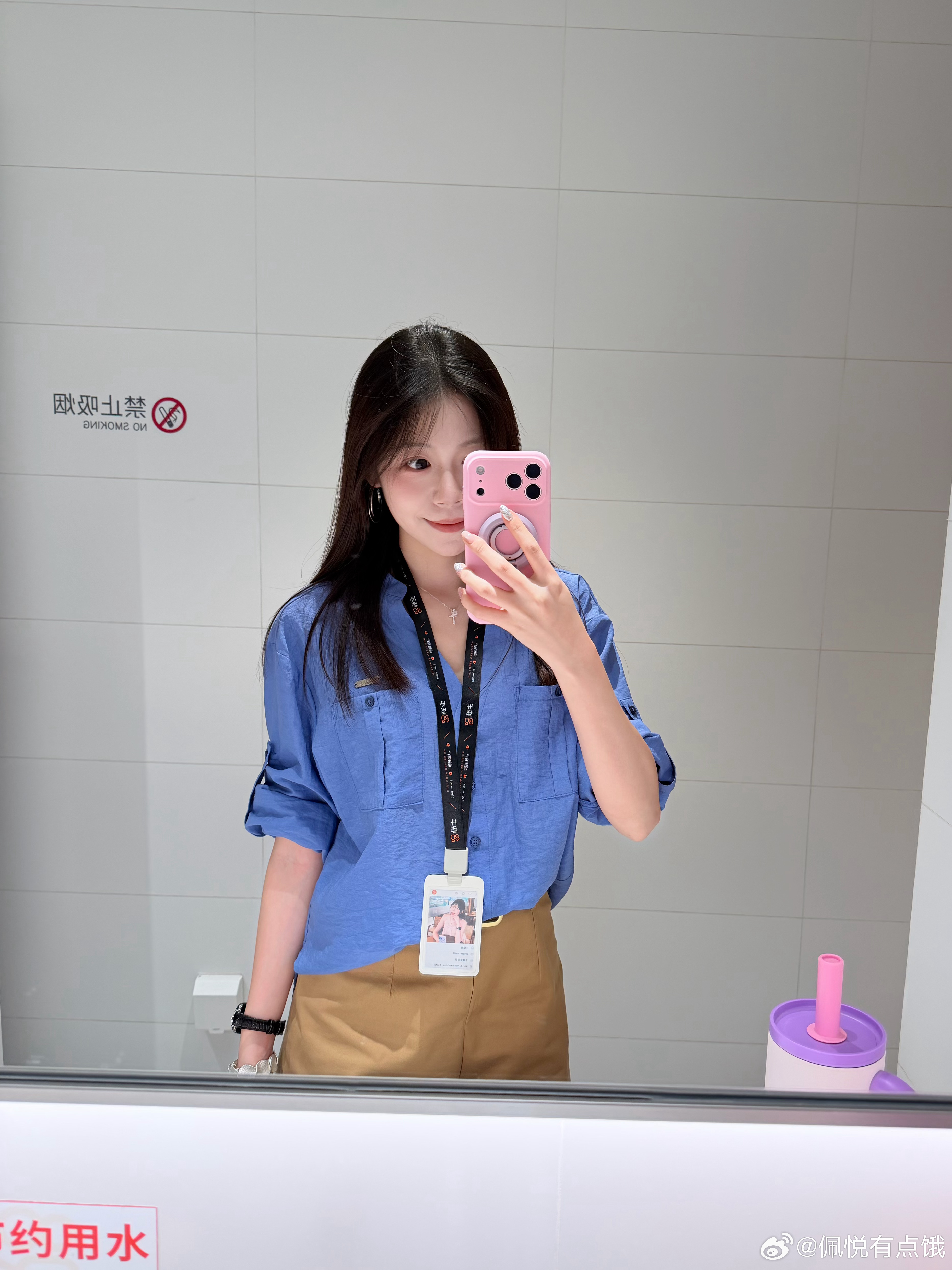 真是不懂公司这个镜子拍人是真好看以至于每次上厕所都还挺开心的回到工位立马人就不是