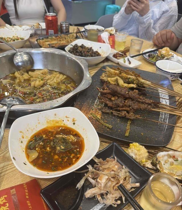 一万元人民币在各个国家能活多久？ 1、在美国，一万块，估计能活50天 2、在英国