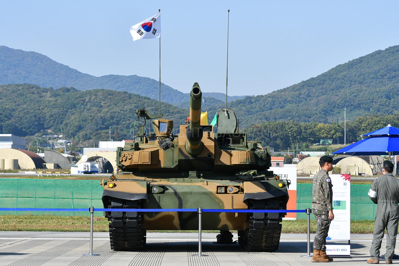 今年韩国航展上展出的部分韩国产装甲车辆和地面武器装备。经过多年发展，韩国已经可以