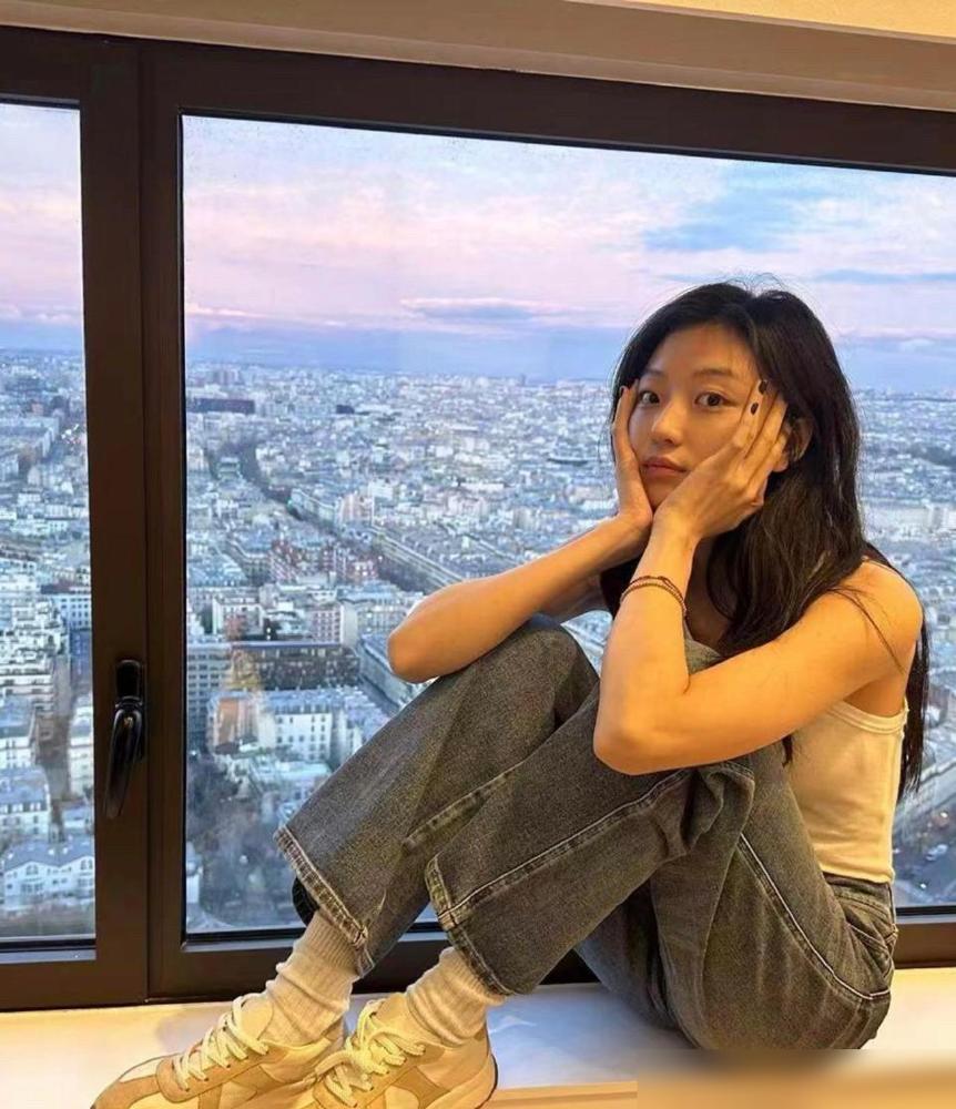 你花大几百跟风抢孙千脚上那双曲奇鞋，一照镜子却活像两根火腿肠插在发糕上，气得当场