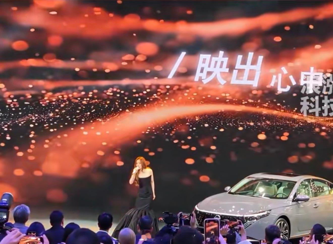 不是，你们现场能看到那么多热门展车，免费领到品牌周边就算了，现场竟然还能听张靓颖